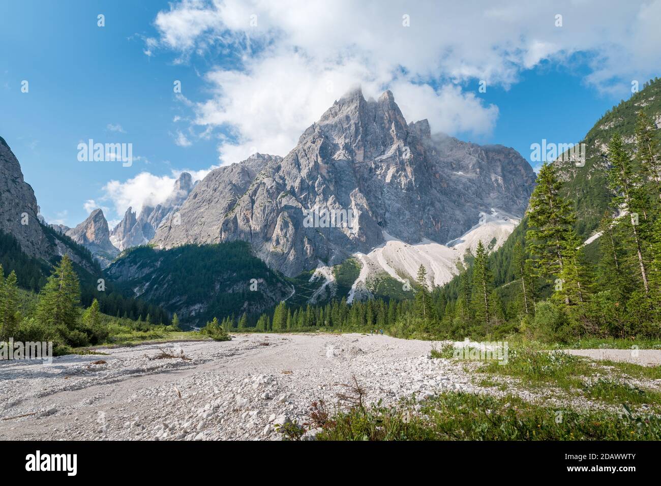 Vue sur la vallée de Val Fiscalina à Sesto avec les magnifiques formations rocheuses du patrimoine mondial de l'UNESCO des Dolomites. Banque D'Images