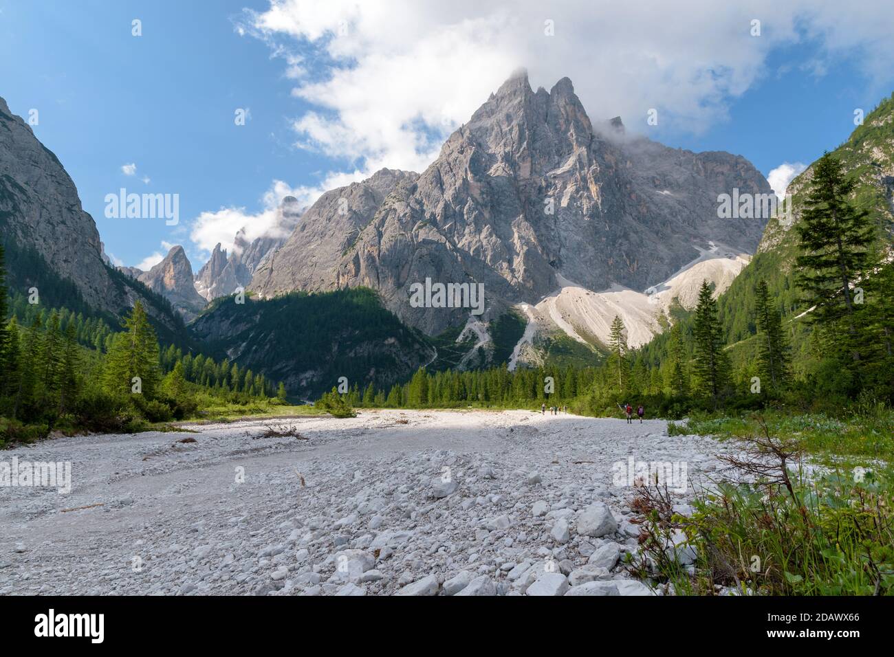 Vue sur la vallée de Val Fiscalina à Sesto avec les magnifiques formations rocheuses du patrimoine mondial de l'UNESCO des Dolomites. Banque D'Images