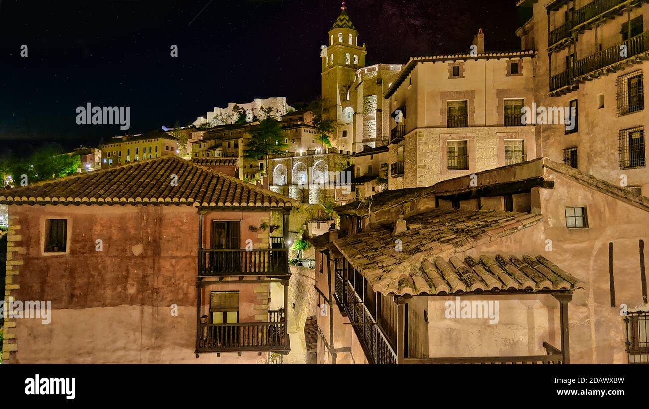 Vue sur la ville d'Albarracion la nuit Banque D'Images