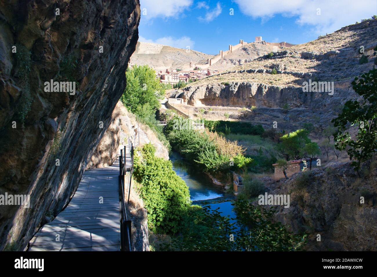 Randonnée le long de la rivière Guadalaviar avec la ville et les murs d'Albarracin en arrière-plan, Teruel Banque D'Images