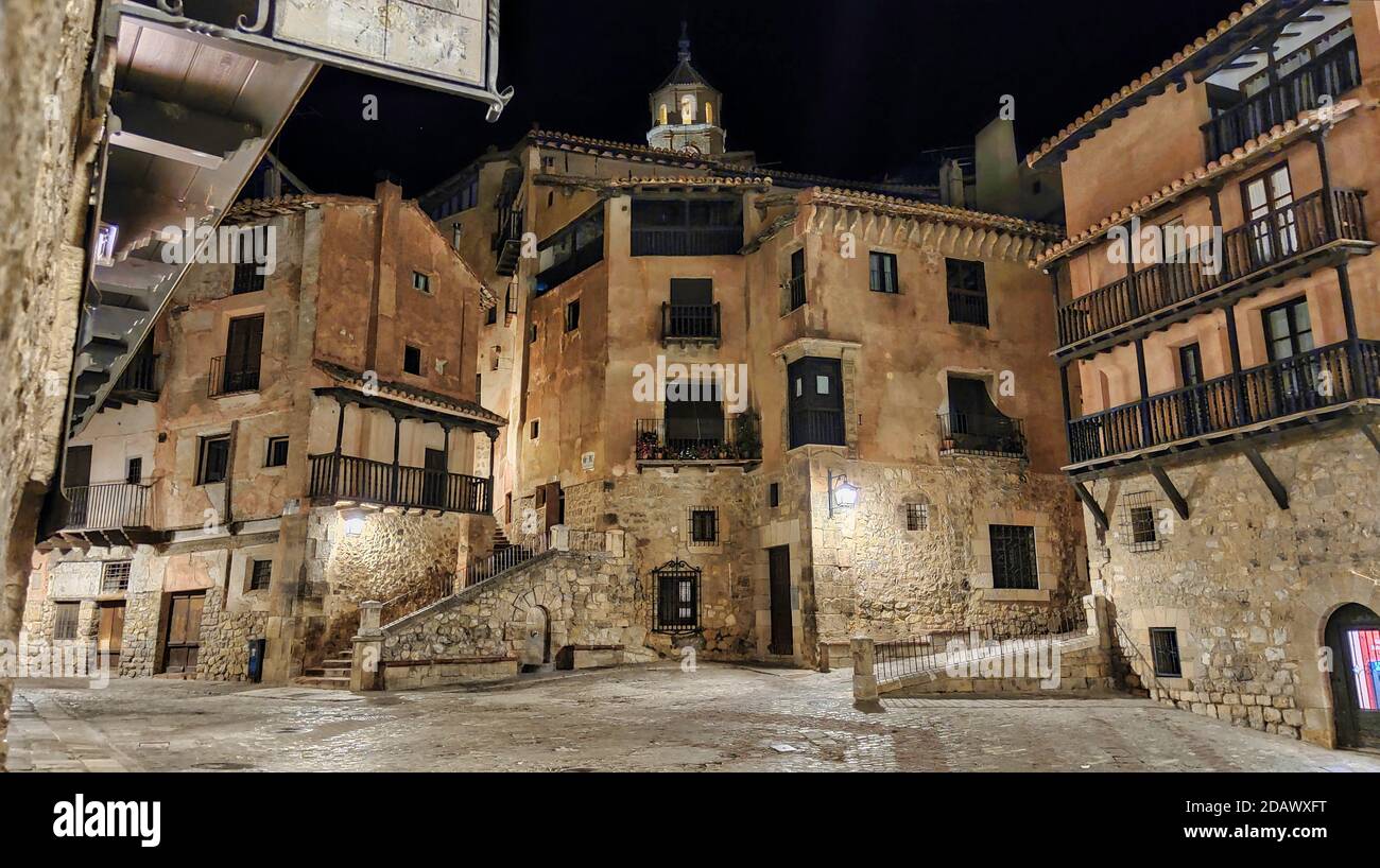 La place principale d'Albarracin vue la nuit avec ses architecture médiévale traditionnelle Banque D'Images
