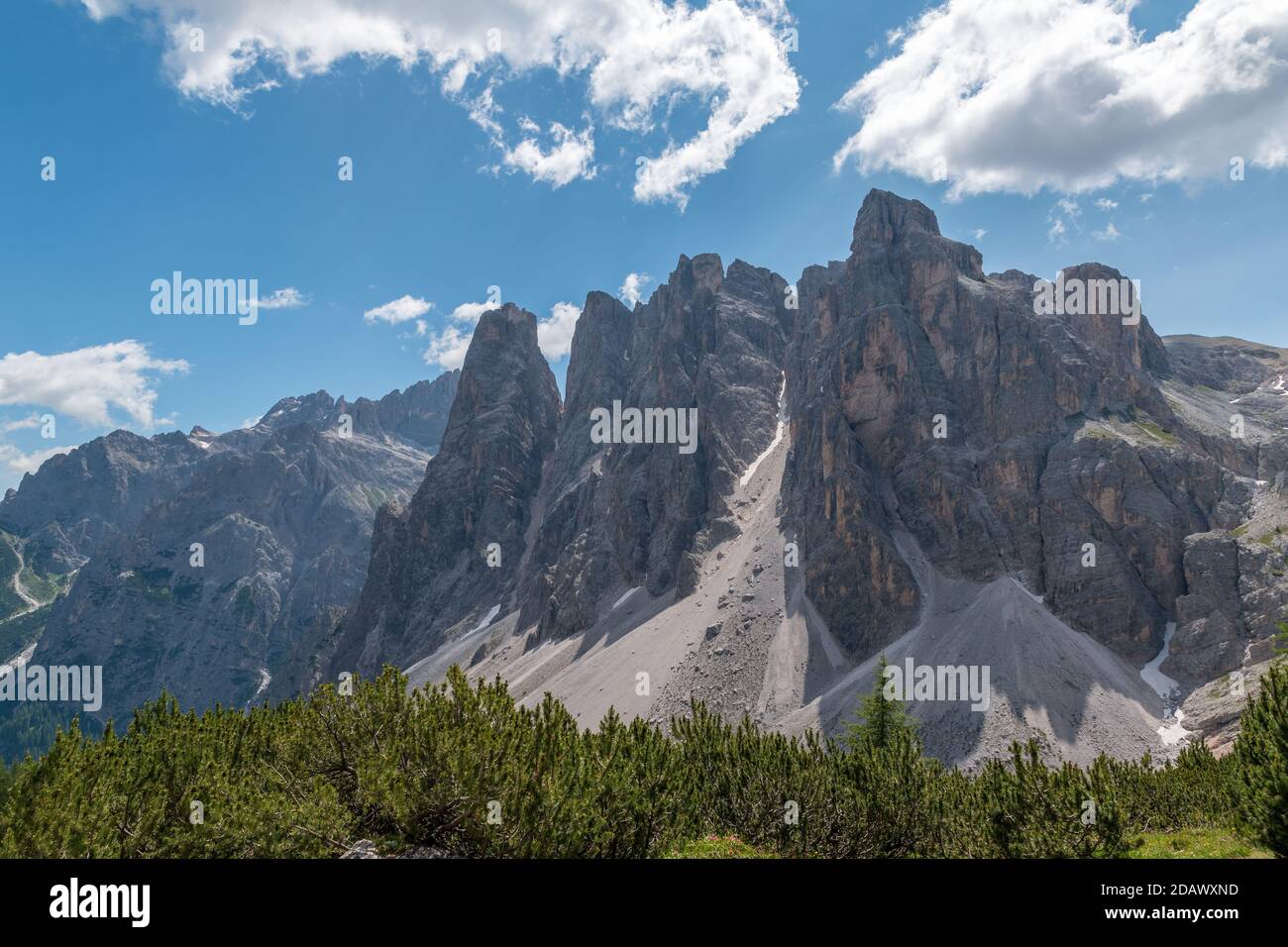 Vue sur Cima Uno l'un des cinq sommets des Dolomites du Sesto Sundial dans les Dolomites italiens. Banque D'Images