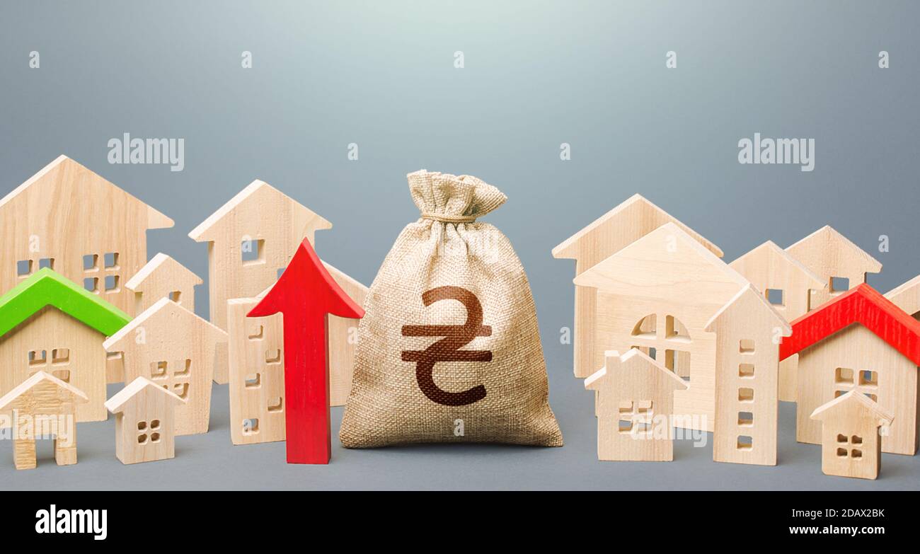 Le sac d'argent hryvnia ukrainien et une ville de personnages de maison et rouge flèche vers le haut. Croissance des loyers. Investissements. Augmentation des revenus du budget municipal. Récupération Banque D'Images