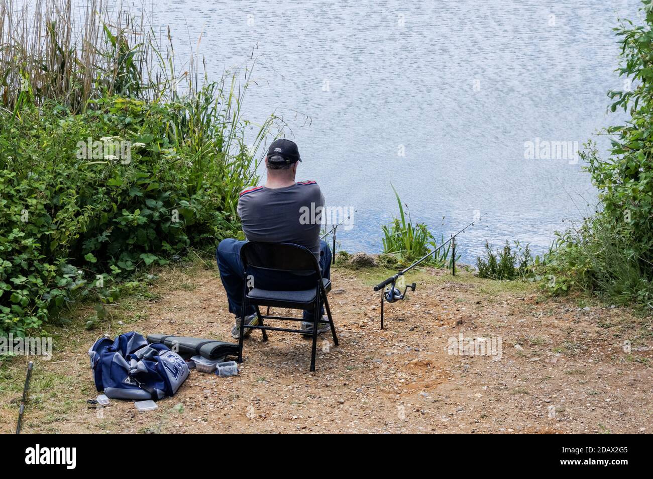 La pêche sur un lac de l'homme Banque D'Images