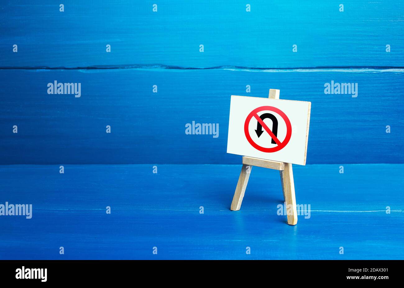 Chevalet avec symbole d'interdiction de rotation vers l'arrière. Pas de retour du panneau de signalisation. L'assurance et la lutte, aller de l'avant sans se retirer. L'obstination Banque D'Images