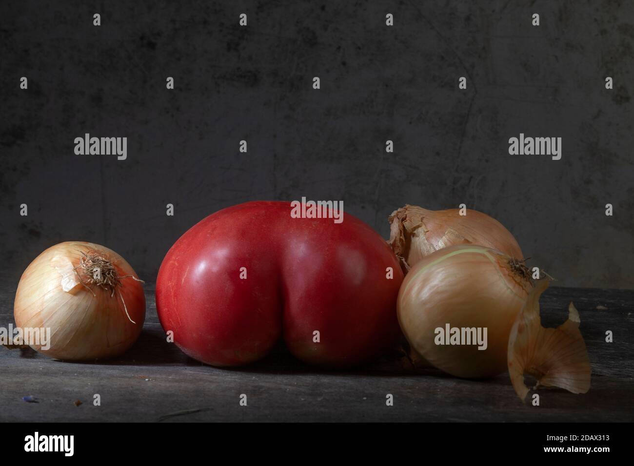 STILL Life photo de tomates avec oignons sur bois décalé Arrière-plan Banque D'Images