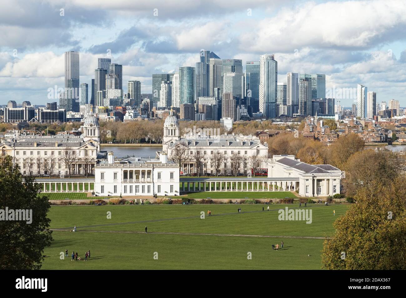 Vue sur les gratte-ciel de Canary Wharf depuis Greenwich Park à Londres, Angleterre, Royaume-Uni, Royaume-Uni Banque D'Images