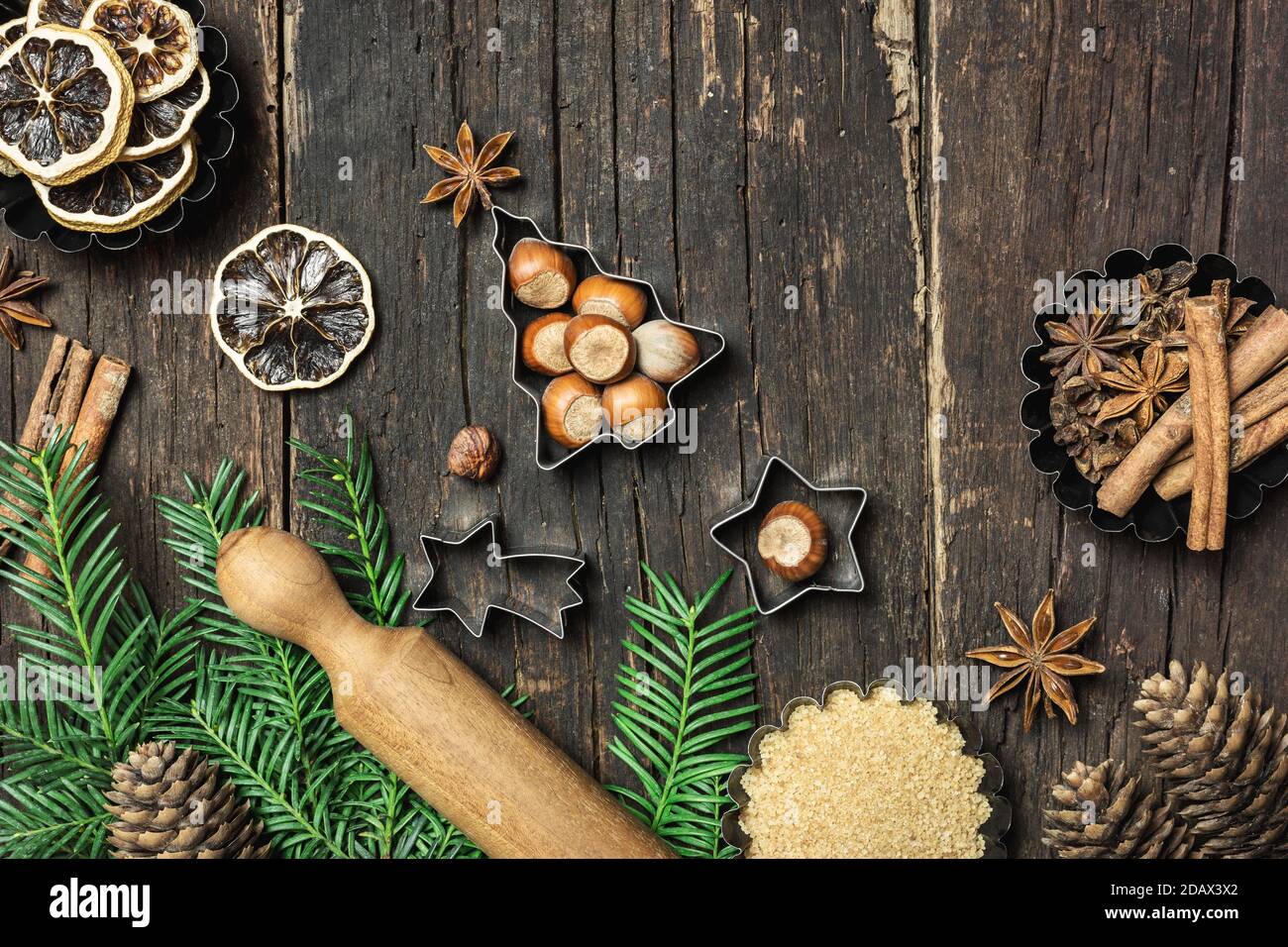 Fond de cuisson de Noël. Ingrédients pour la cuisine de Noël ou la cuisson sur une table rustique en bois. Vue de dessus avec espace de copie. Banque D'Images