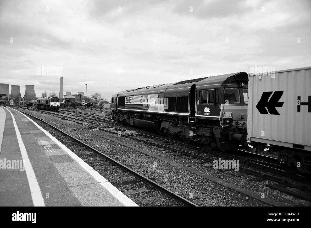 '66087' entrant dans la cour de Didcot avec un petit train de conteneurs, passant 66101. Banque D'Images