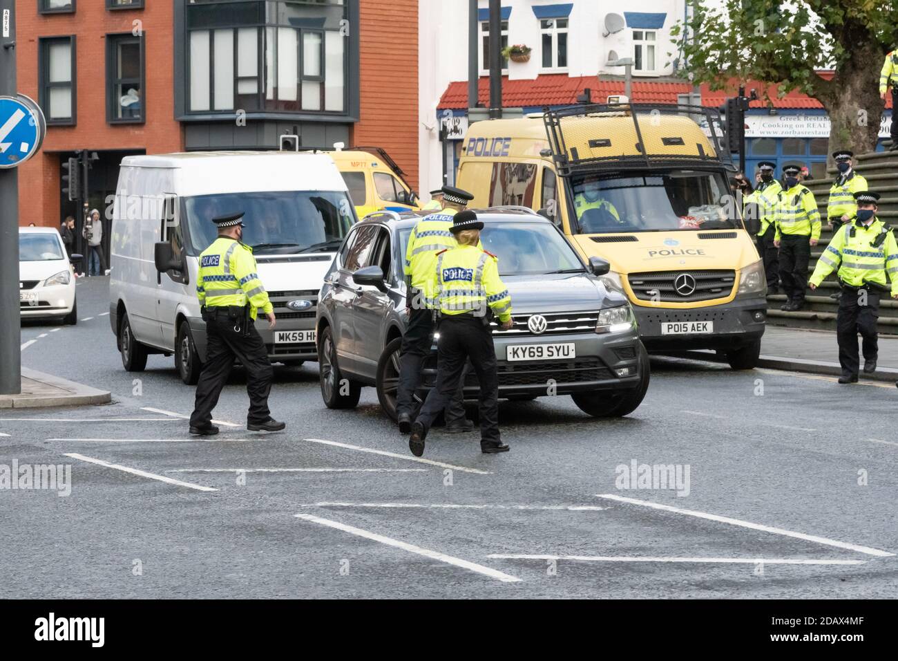 Berry Street, Liverpool, le 14 novembre 2020. La police s'est enfuyant pour arrêter une voiture hésitant à obéir à ses instructions lors d'une manifestation anti-verrouillage prévue Banque D'Images