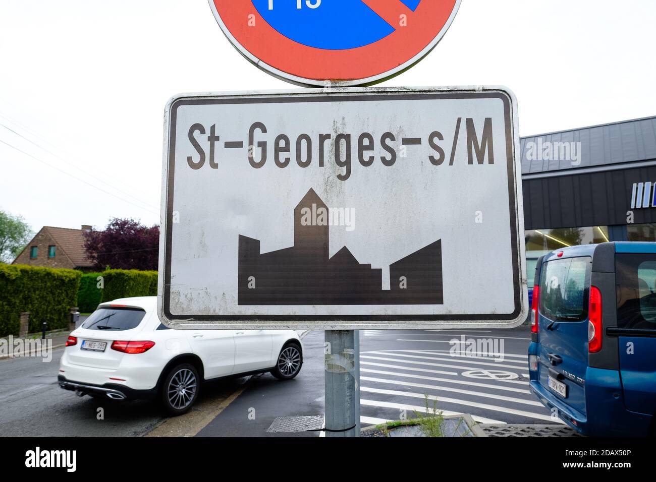 L'illustration montre le nom de la commune de Saint-Georges-sur-Meuse sur un panneau routier, le mercredi 16 mai 2018. BELGA PHOTO BRUNO FAHY Banque D'Images