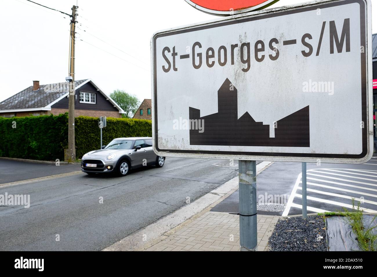 L'illustration montre le nom de la commune de Saint-Georges-sur-Meuse sur un panneau routier, le mercredi 16 mai 2018. BELGA PHOTO BRUNO FAHY Banque D'Images