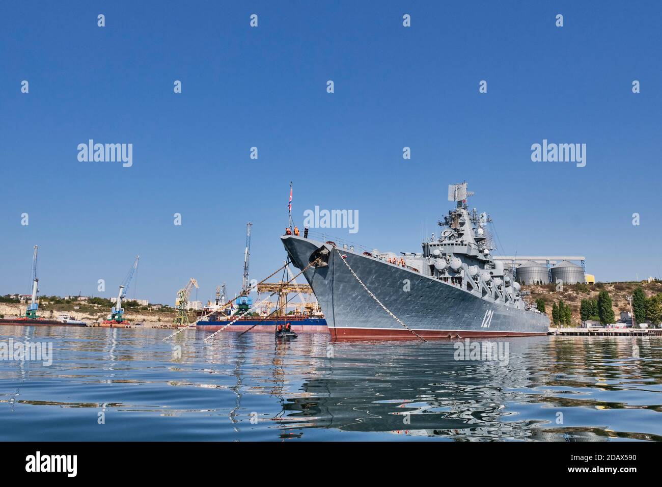 Sébastopol, Russie - 26 septembre 2020 : le croiseur de missiles Moscou est amarré dans le port de Sébastopol. Flotte de la mer Noire de Russie. Banque D'Images