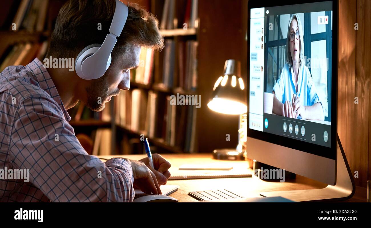 Un étudiant est équipé d'un casque pour la vidéoconférence et le webinaire. Banque D'Images