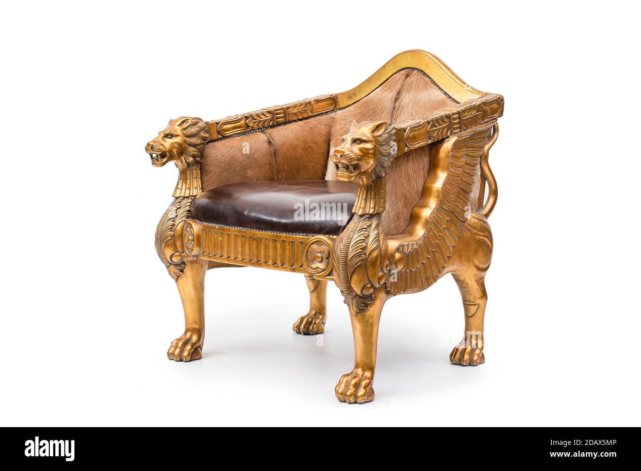 Photo d'un fauteuil en bois de style médiéval avec des têtes de lion sur fond blanc. Banque D'Images