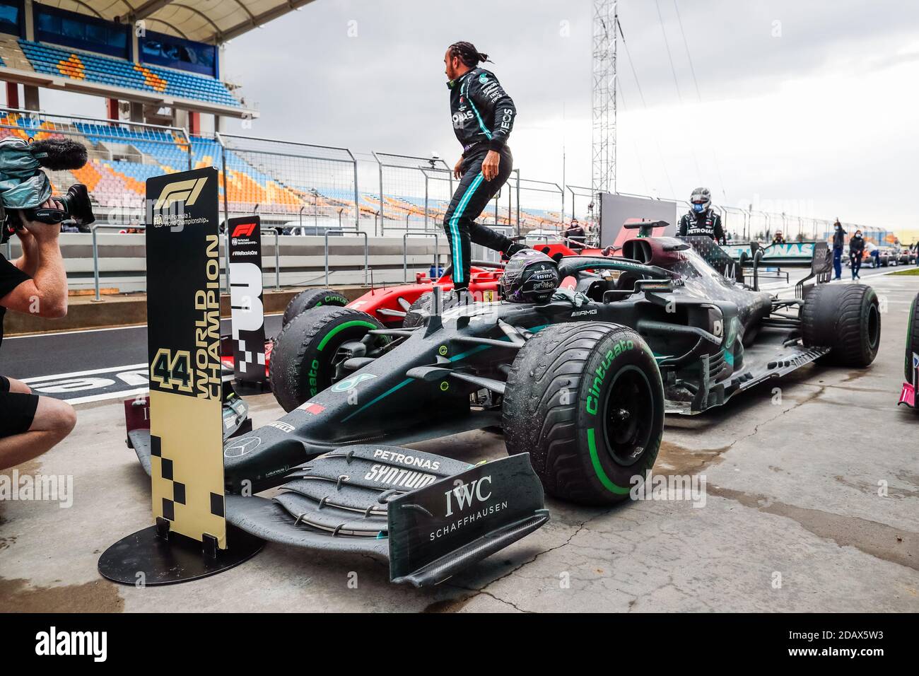 Tuzla près d'Istanbul, Turquie. 15 novembre 2020. HAMILTON Lewis (gbr), Mercedes AMG F1 GP W11 Hybrid EQ Power+, portrait dans le parc ferme gagnant la course et son septième titre de champion du monde lors du Grand Prix turc DHL 2020 de Formule 1, du 13 au 15 novembre 2020 sur le Parc Intercity Istanbul, à Tuzla, près d'Istanbul, Turquie - photo Antonin Vincent / DPPI / LM crédit: Gruppo Editoriale LiveMedia / Alay Live News Banque D'Images