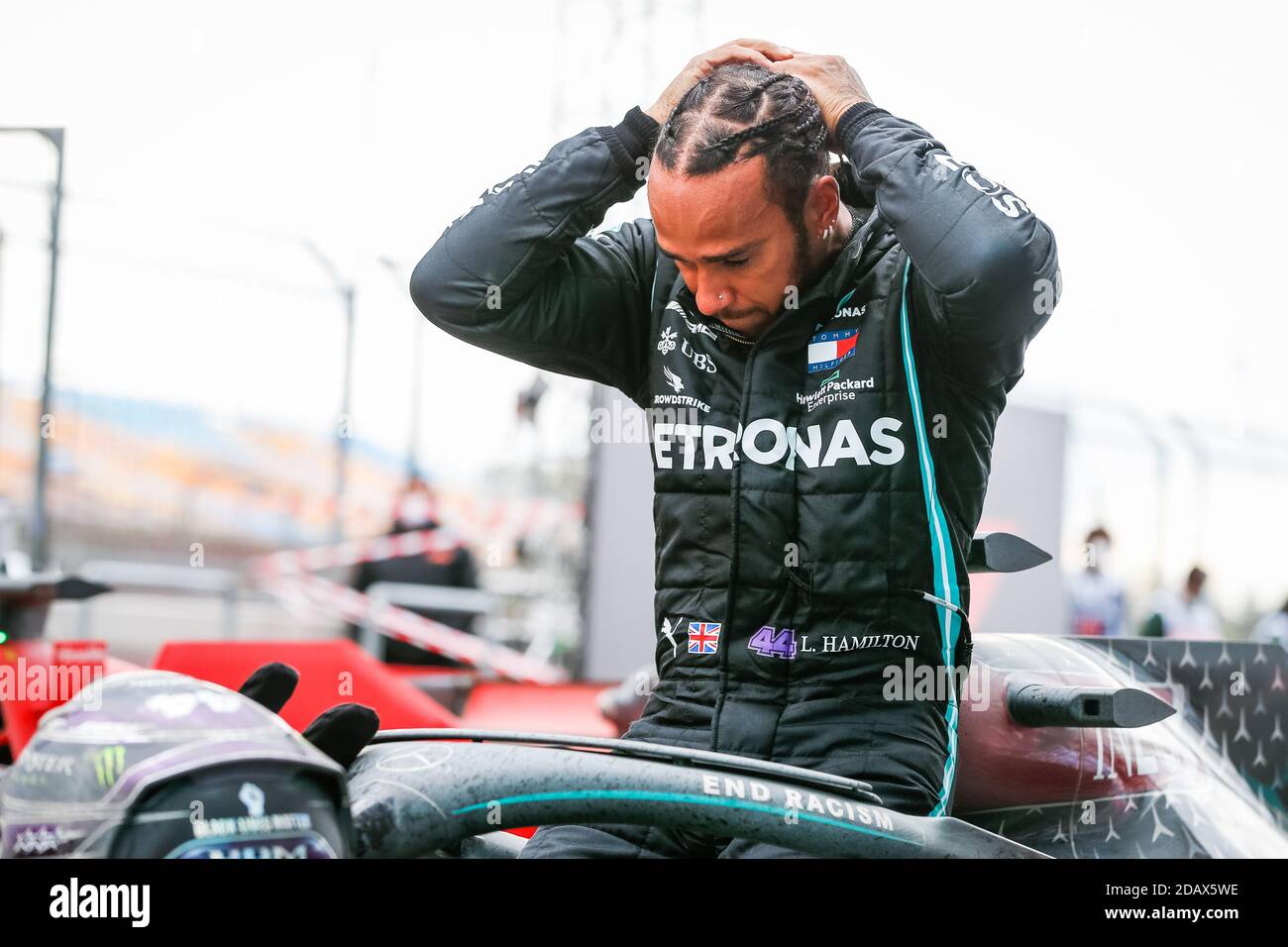 Tuzla près d'Istanbul, Turquie. 15 novembre 2020. HAMILTON Lewis (gbr), Mercedes AMG F1 GP W11 Hybrid EQ Power+, portrait dans le parc ferme gagnant la course et son septième titre de champion du monde lors du Grand Prix turc DHL 2020 de Formule 1, du 13 au 15 novembre 2020 sur le Parc Intercity Istanbul, à Tuzla, près d'Istanbul, Turquie - photo Antonin Vincent / DPPI / LM crédit: Gruppo Editoriale LiveMedia / Alay Live News Banque D'Images