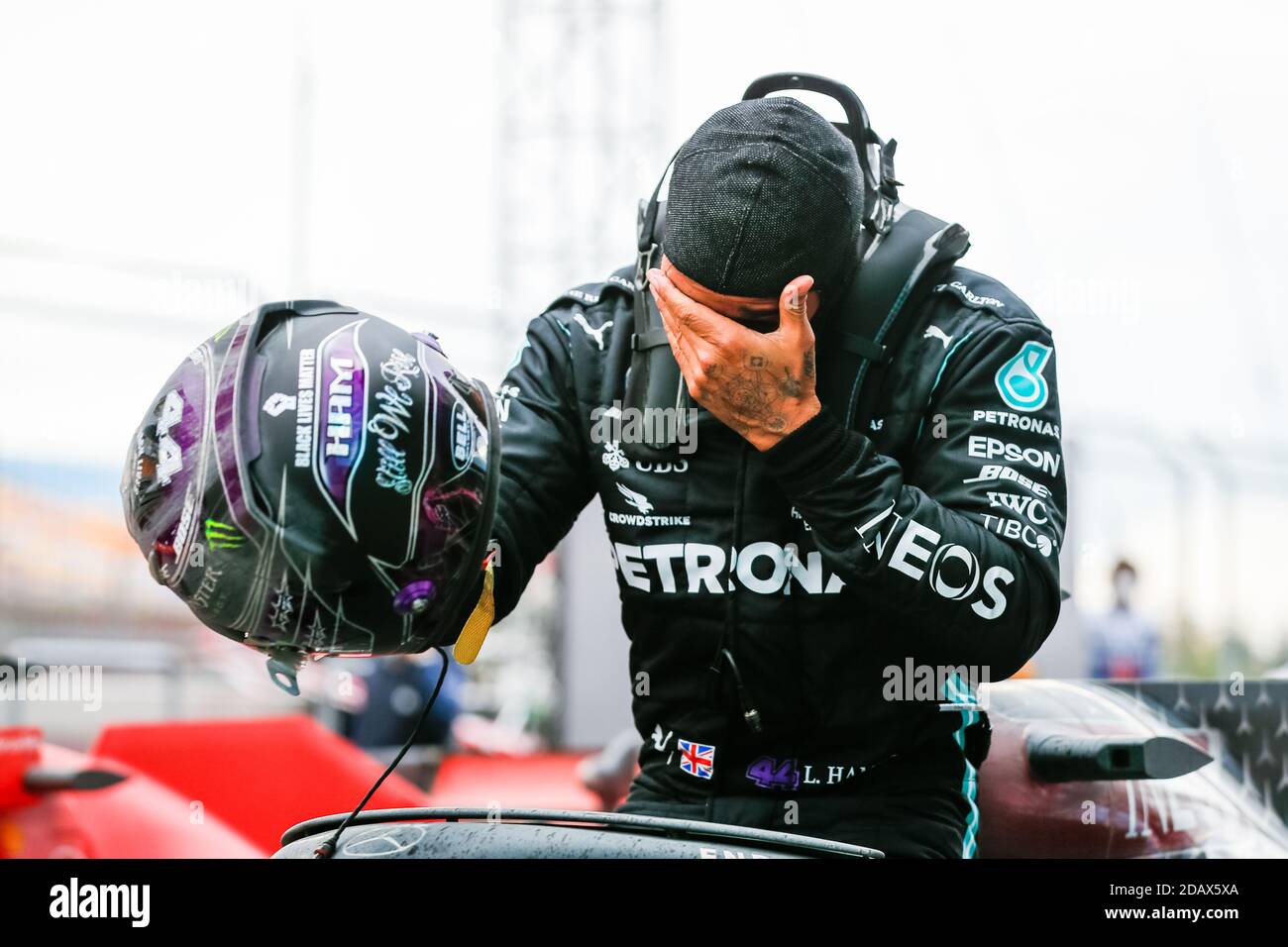 Tuzla près d'Istanbul, Turquie. 15 novembre 2020. HAMILTON Lewis (gbr), Mercedes AMG F1 GP W11 Hybrid EQ Power+, portrait dans le parc ferme gagnant la course et son septième titre de champion du monde lors du Grand Prix turc DHL 2020 de Formule 1, du 13 au 15 novembre 2020 sur le Parc Intercity Istanbul, à Tuzla, près d'Istanbul, Turquie - photo Antonin Vincent / DPPI / LM crédit: Gruppo Editoriale LiveMedia / Alay Live News Banque D'Images