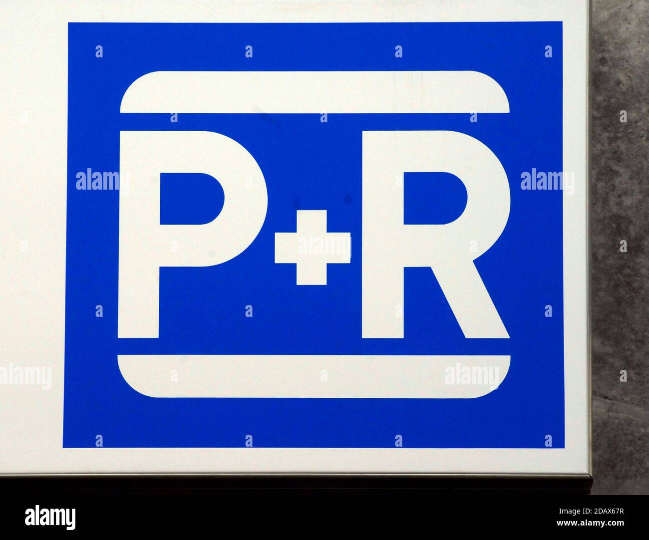 Stationnement et conduite (P + R) panneau de signalisation pour le parking  Photo Stock - Alamy