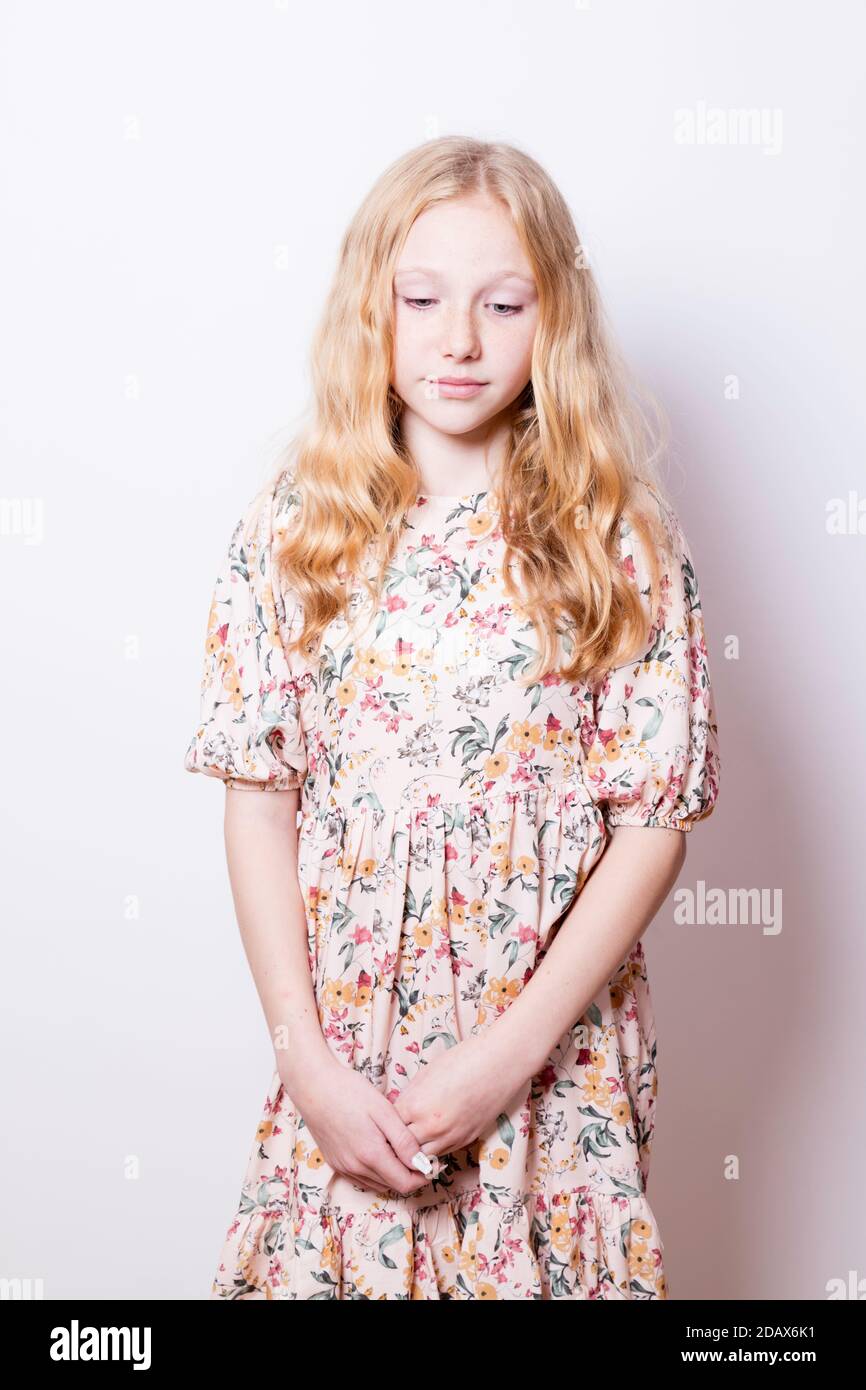 Portrait d'une jeune fille aux cheveux justes portant une robe d'été. Banque D'Images