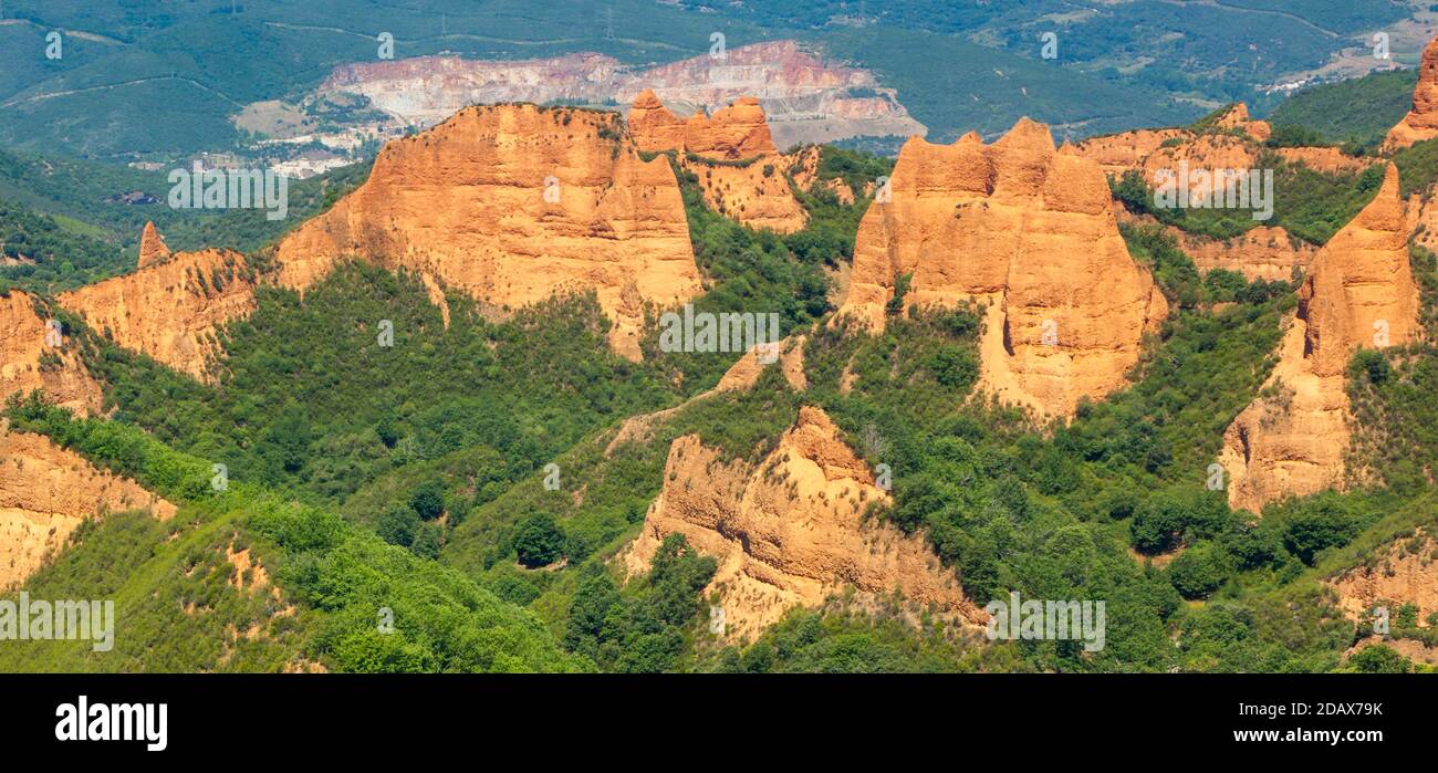 Las Medulas, anciennes mines d'or romaines à Leon, Castilla y Leon. Espagne. Photographie panoramique Banque D'Images Las Medulas, anciennes mines d'or romaines à Leon, Castilla y Leon. Espagne. Photographie panoramique Banque D'Images