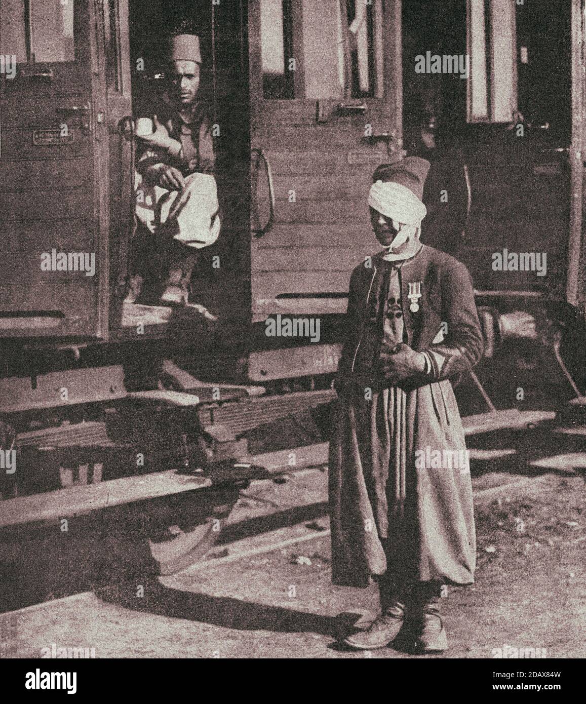 Photo rétro de la première Guerre mondiale UN soldat blessé de Zouav. France. 1914-1918 les Zouaves étaient une classe de régiments d'infanterie légère du servi de l'armée française Banque D'Images