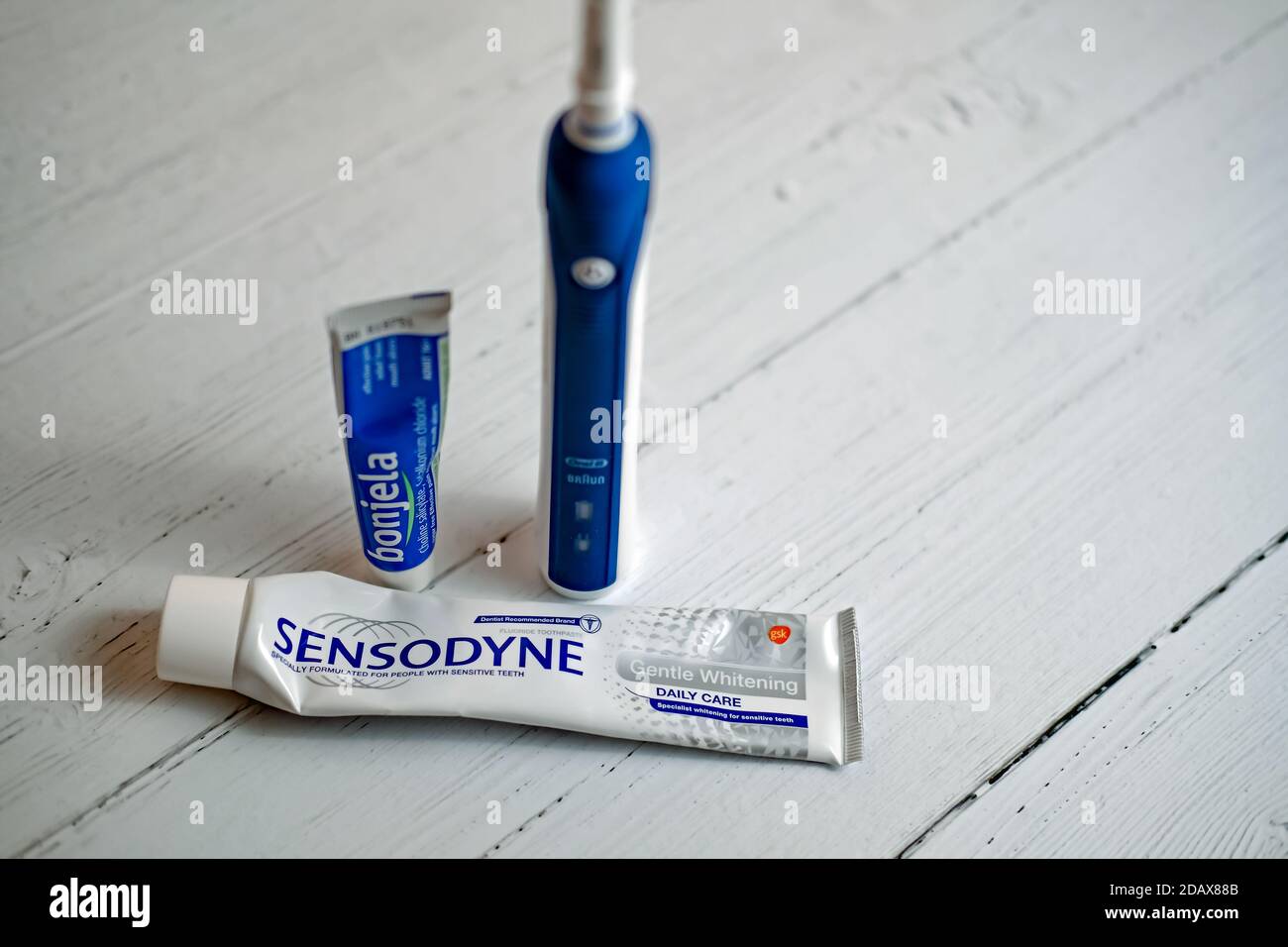 Norwich, Norfolk, Royaume-Uni – novembre 14 2020. Photo éditoriale d'un tube de dentifrice Sensodyne Sensodyne et bonjela Banque D'Images