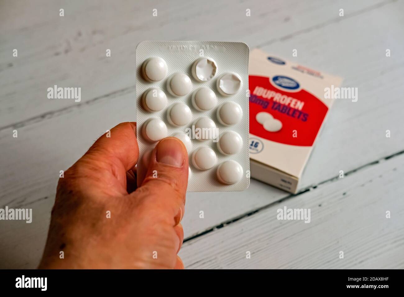 Norwich, Norfolk, Royaume-Uni – novembre 14 2020. Photo d'illustration d'une main humaine non identifiable tenant des bottes de marque Ibuprofen comprimés Banque D'Images