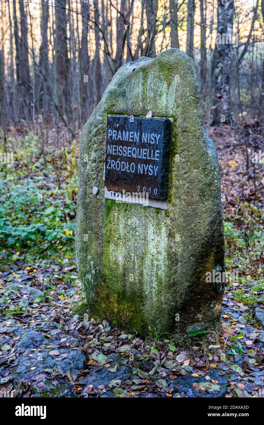 Lusatien Neisse, Tchèque: Luzicka NISA, source fluviale avec pierre commémorative dans la forêt près de Nova Ves nad Nisou, Jizera Mountains, République Tchèque Banque D'Images