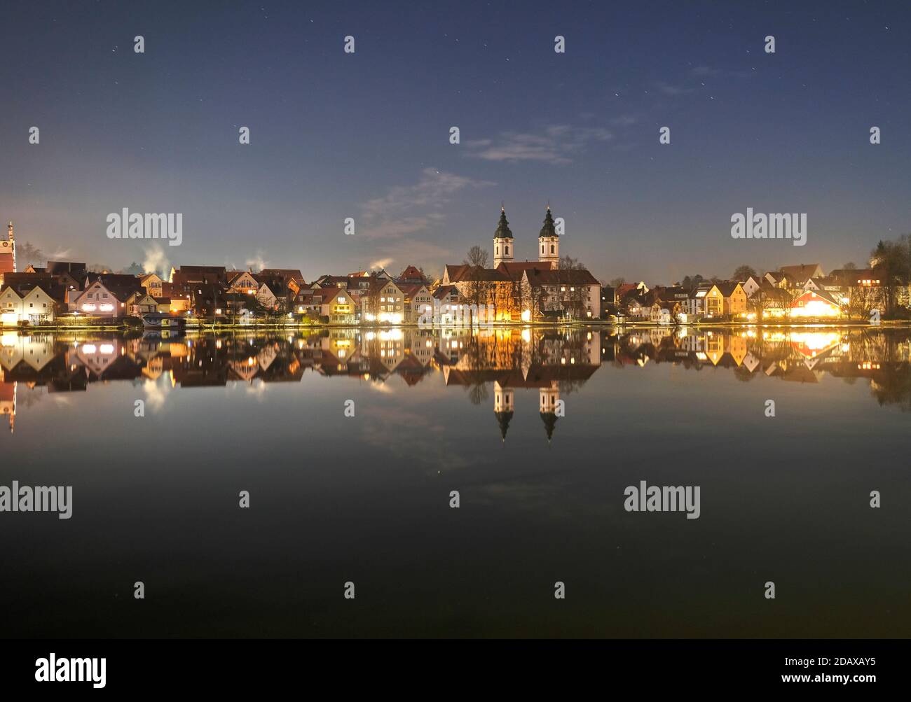 Bad Waldsee avec lac la nuit Banque D'Images