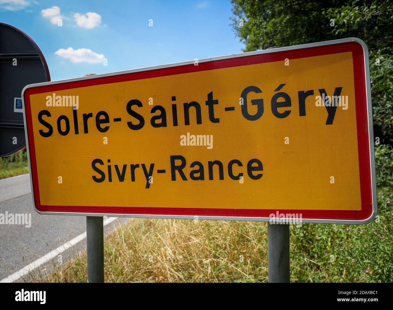 L'illustration montre le nom de la Solre-Saint-Géry, dans la municipalité de Sivry-Rance sur un panneau routier, le lundi 23 juillet 2018. BELGA PHOTO VIRGINIE LEFOUR Banque D'Images