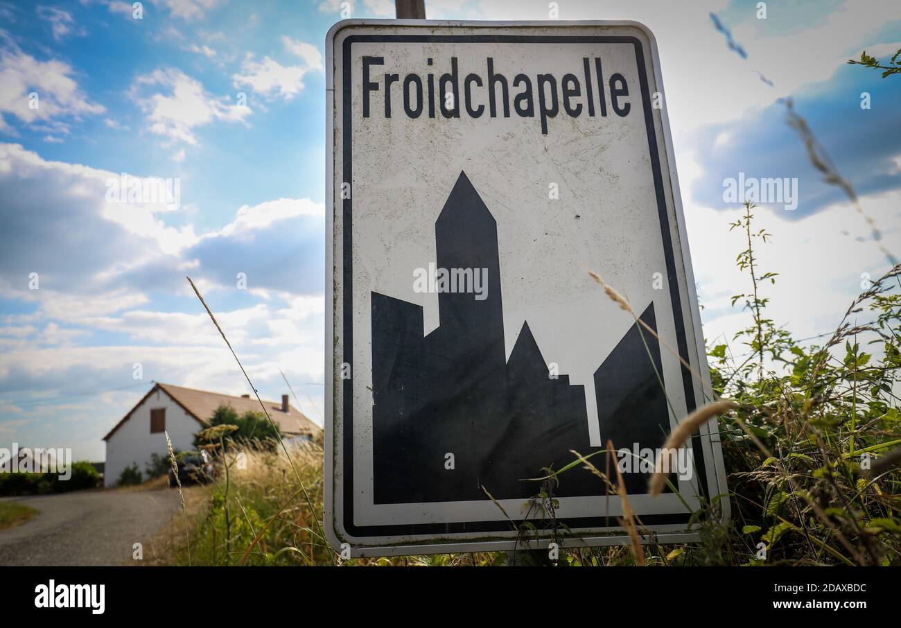 L'illustration montre le nom de la municipalité de Froidchapelle sur un panneau routier, lundi 23 juillet 2018. BELGA PHOTO VIRGINIE LEFOUR Banque D'Images