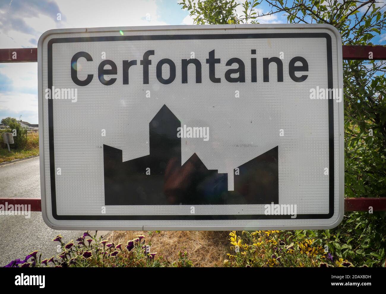 L'illustration montre le nom de la municipalité de Cerfontaine sur un panneau routier, le lundi 23 juillet 2018. BELGA PHOTO VIRGINIE LEFOUR Banque D'Images