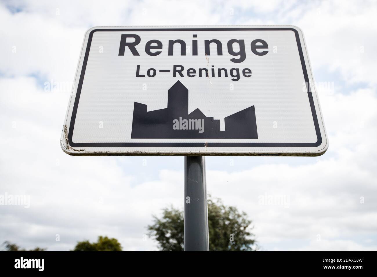 L'illustration montre le nom de la Reninge, qui fait partie de la municipalité de Lo-Reninge sur un panneau routier, le mardi 18 septembre 2018. BELGA PHOTO KURT DESPLENTER Banque D'Images