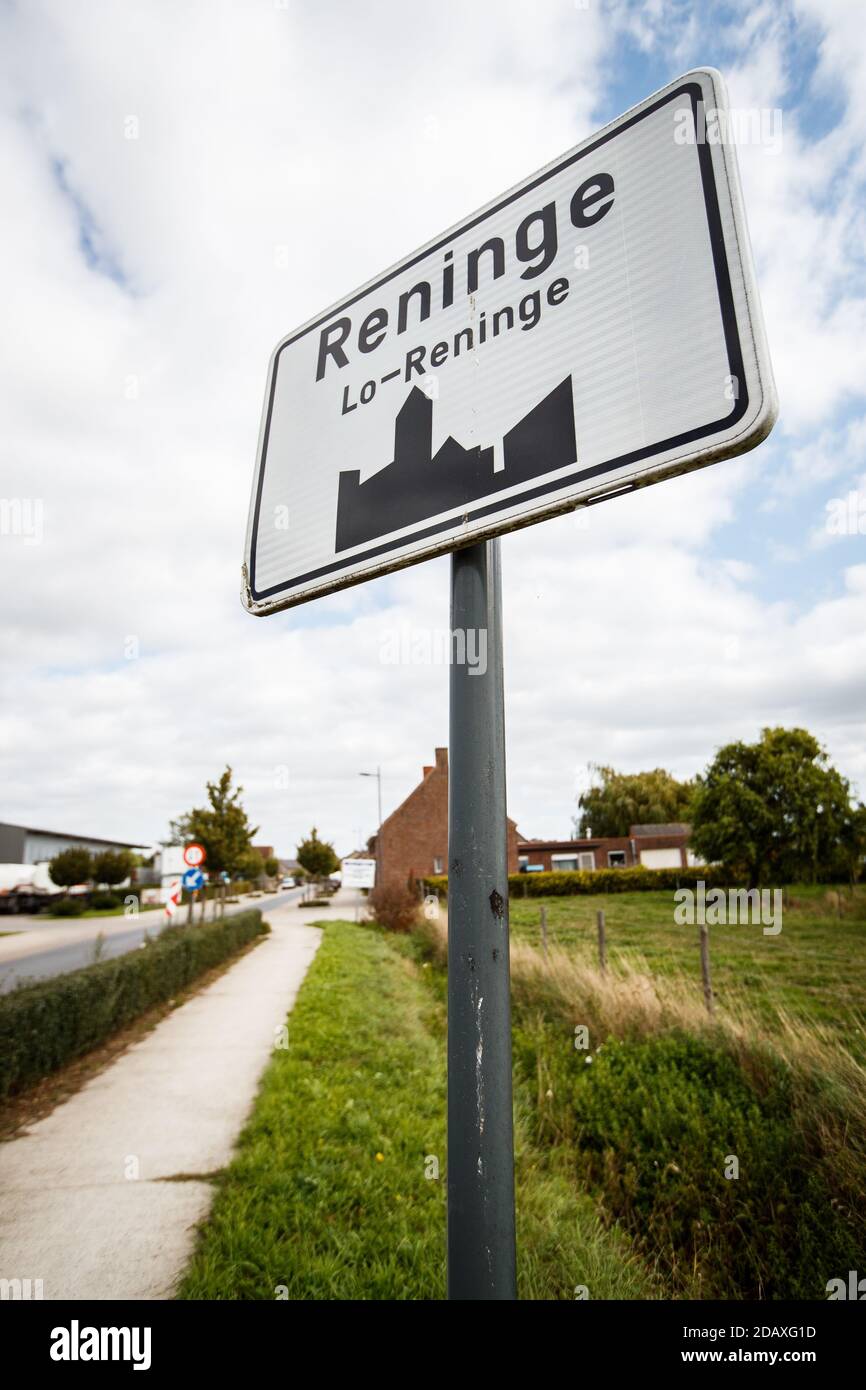 L'illustration montre le nom de la Reninge, qui fait partie de la municipalité de Lo-Reninge sur un panneau routier, le mardi 18 septembre 2018. BELGA PHOTO KURT DESPLENTER Banque D'Images