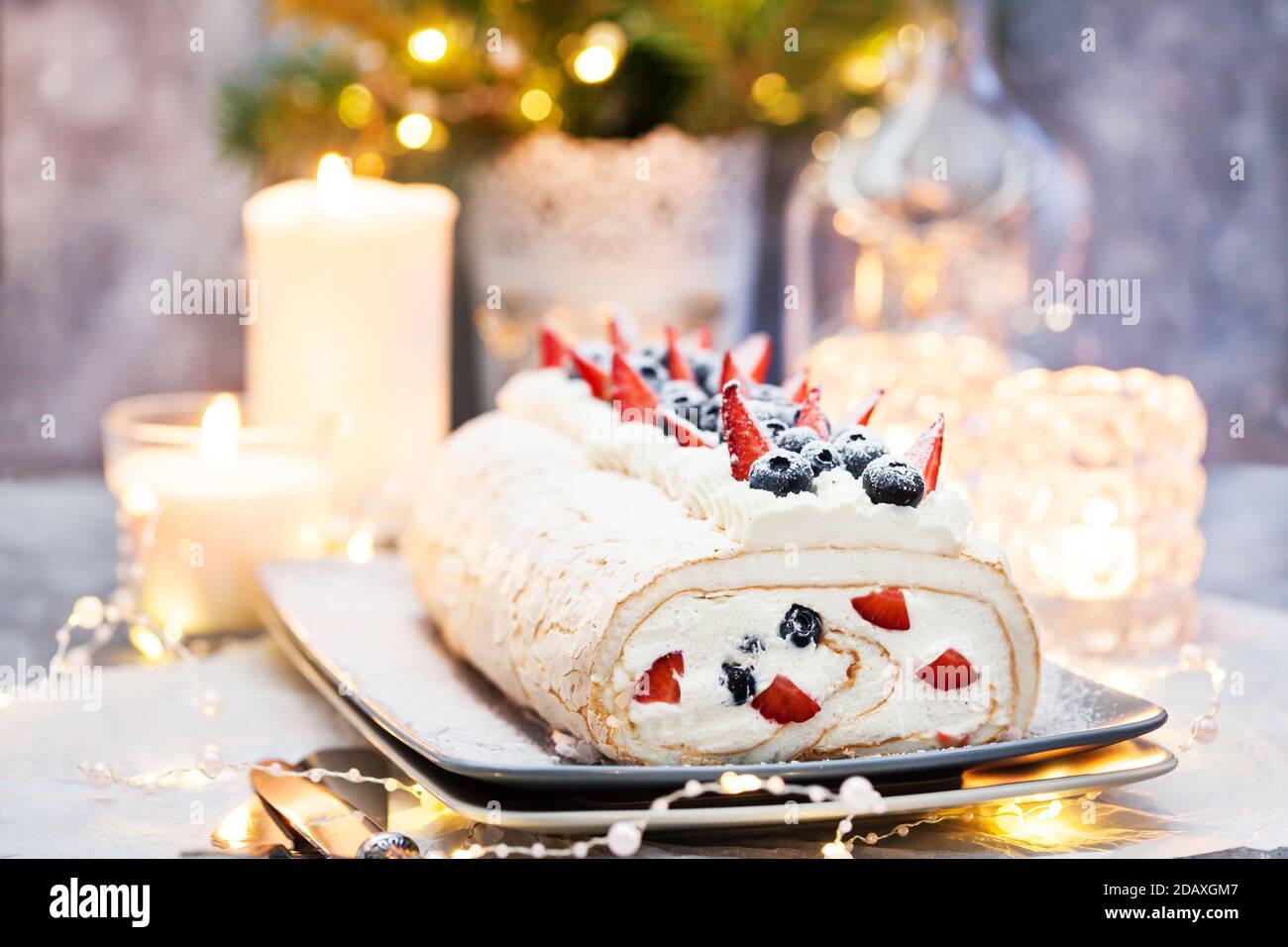 Gâteau au rouleau meringue avec crème et baies fraîches Banque D'Images