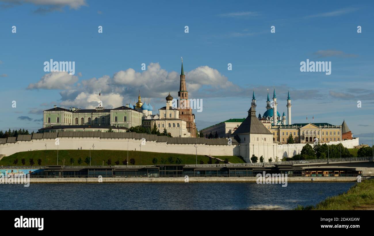 Vue sur le Kremlin de Kazan de l'autre côté de la rivière Kazanka. La cathédrale d'Annonciation, le palais présidentiel et la mosquée de Kul Sharif sont tous visibles. Banque D'Images