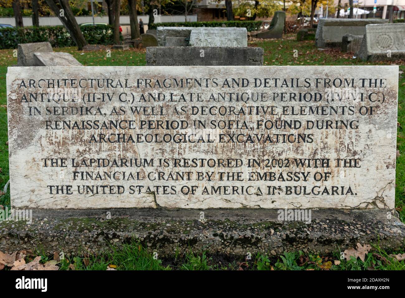 Sofia Bulgarie lapidarium avec épigraphes en pierre, acroterions, colonnes, cornices d'antiquité et antique tardif II - VI siècle trouvé dans l'ancien Serdika Banque D'Images