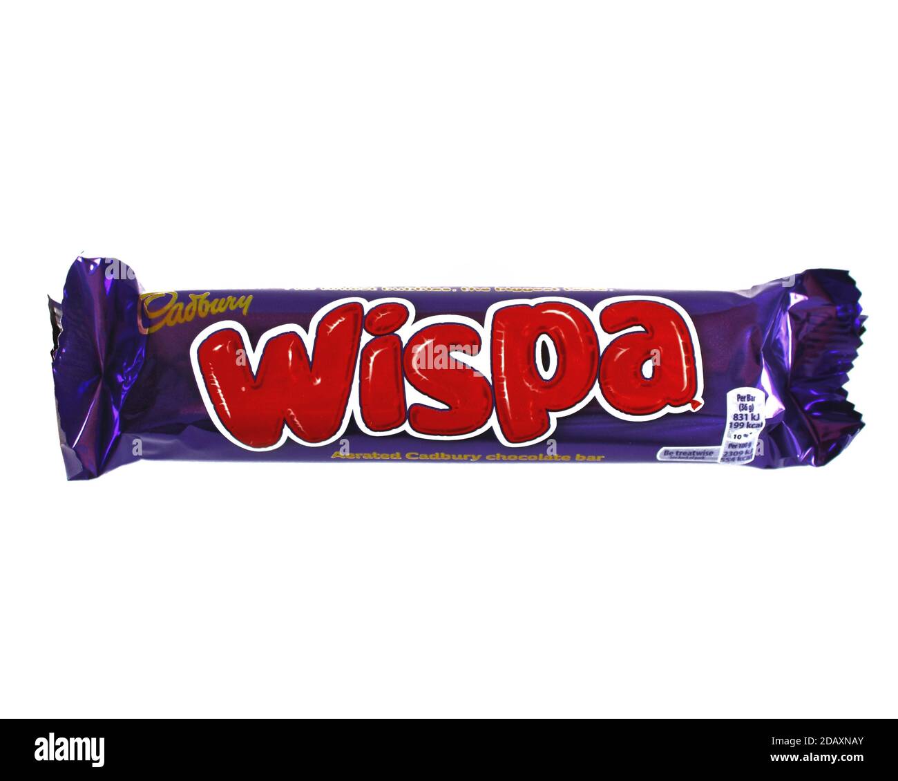 Une barre de chocolat Wispa cadbury dans son emballage isolé sur un arrière-plan blanc Banque D'Images