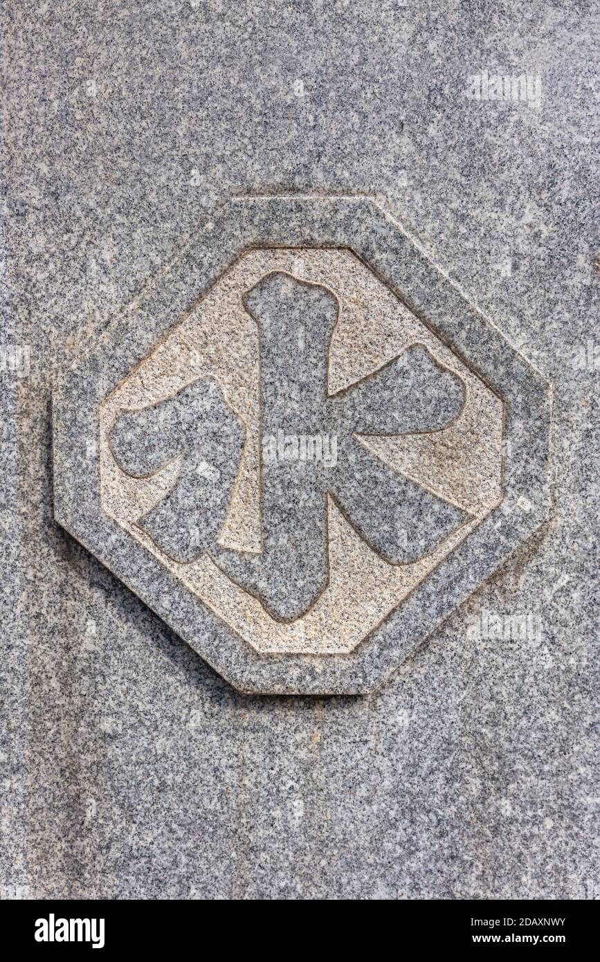 Gros plan de kanji japonais ideogramme de l'eau lire mizu gravé sur la surface en pierre d'un bassin d'ablution nommé temizuya ou chozuya utilisé pour le purifica Banque D'Images