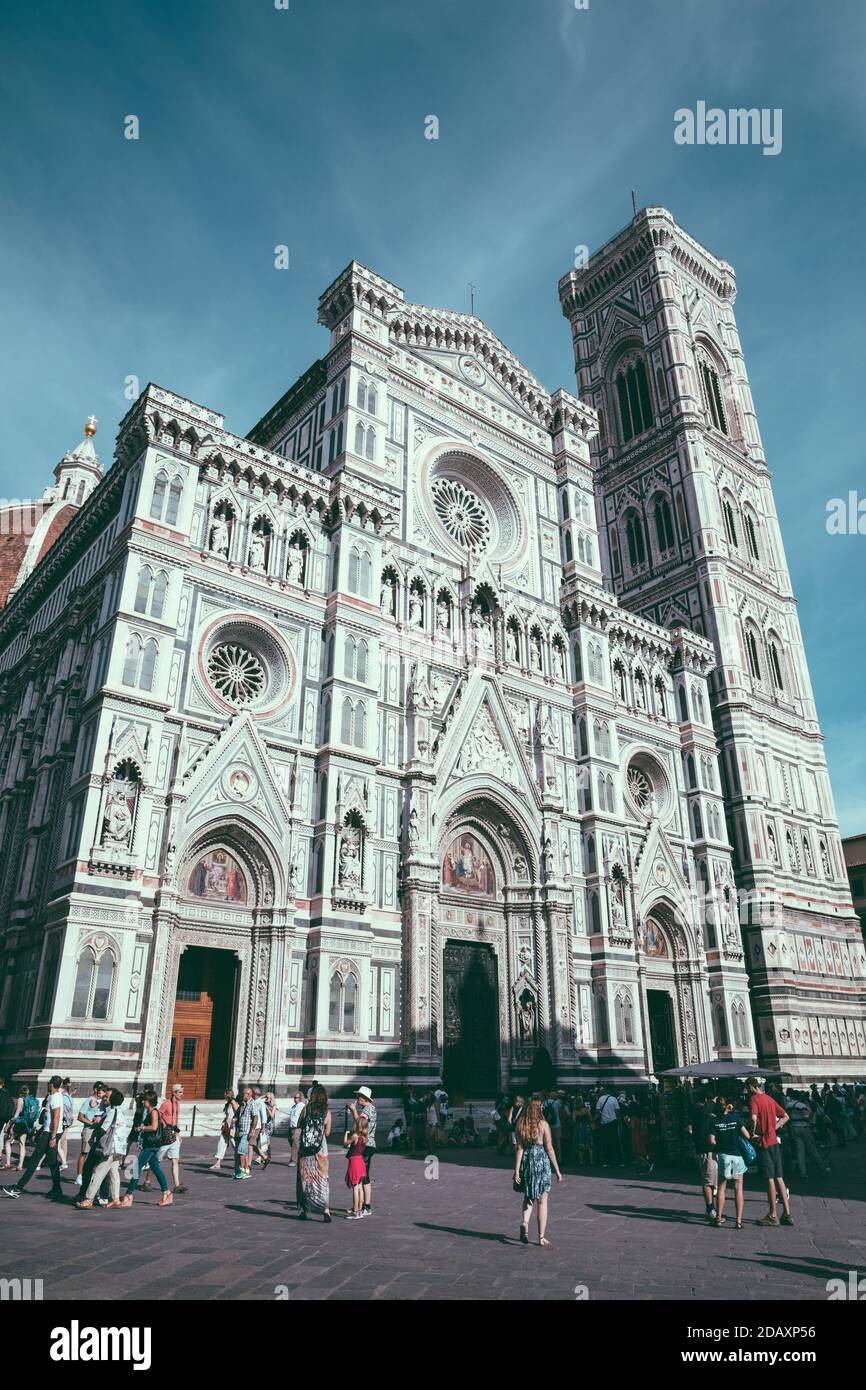 Florence, Italie - 24 juin 2018 : vue panoramique de Cattedrale di Santa Maria del Fiore (Cathédrale de Sainte Marie de la fleur) et le campanile de Giotto. Banque D'Images
