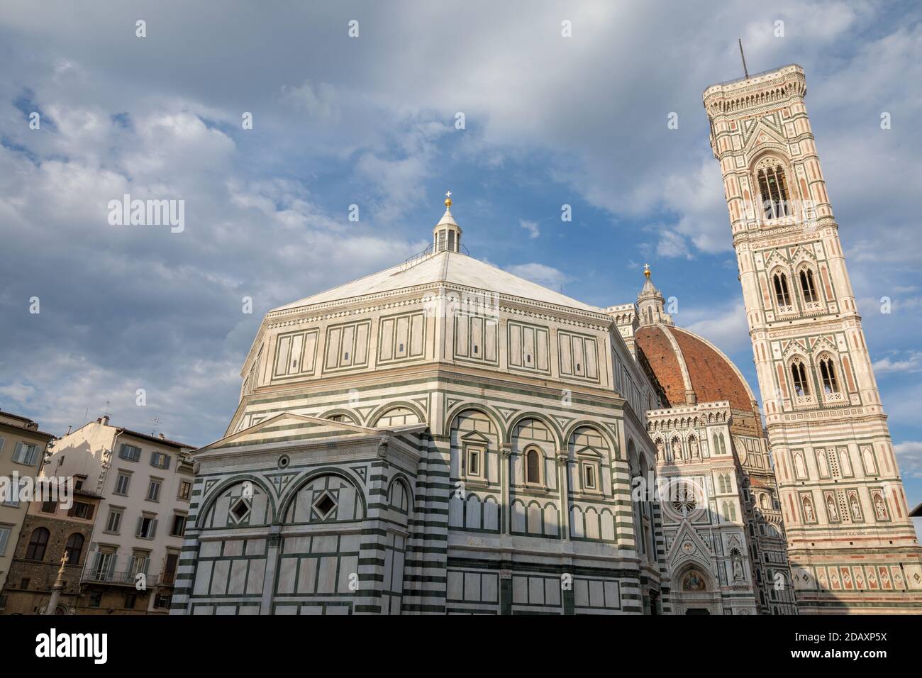 Florence, Italie - 24 juin 2018 : vue panoramique du complexe Duomo : Baptistère de Saint-Jean, Cattedrale di Santa Maria del Fiore et le campanile de Giotto Banque D'Images