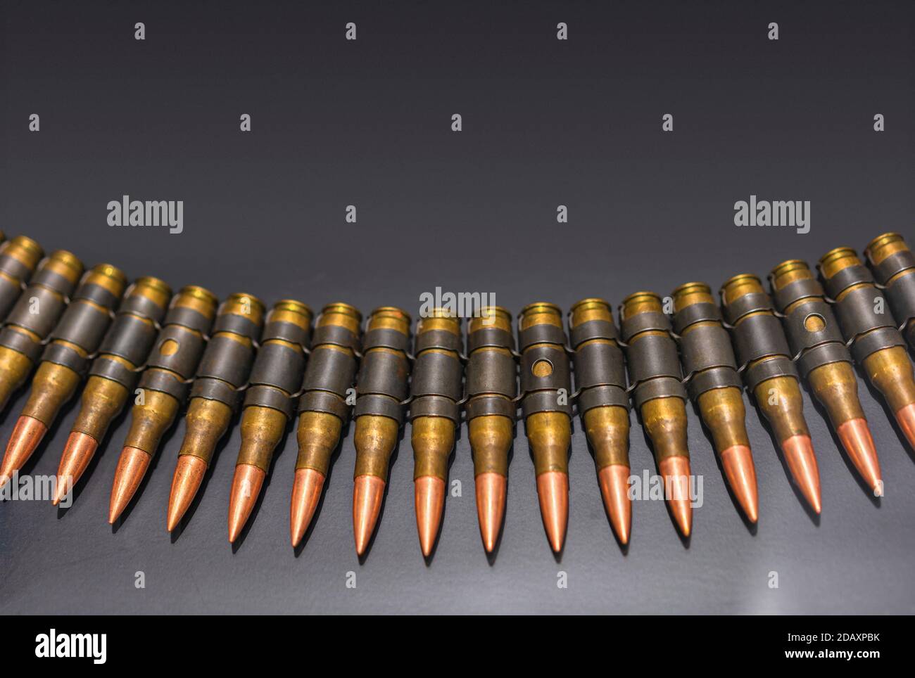 Balles adaptées au M80/M62, qui sont des munitions liées composées de laiton de Lake City, de maillons, d'amorces de boxer et de projectiles alignés en rangée sur un bac Banque D'Images