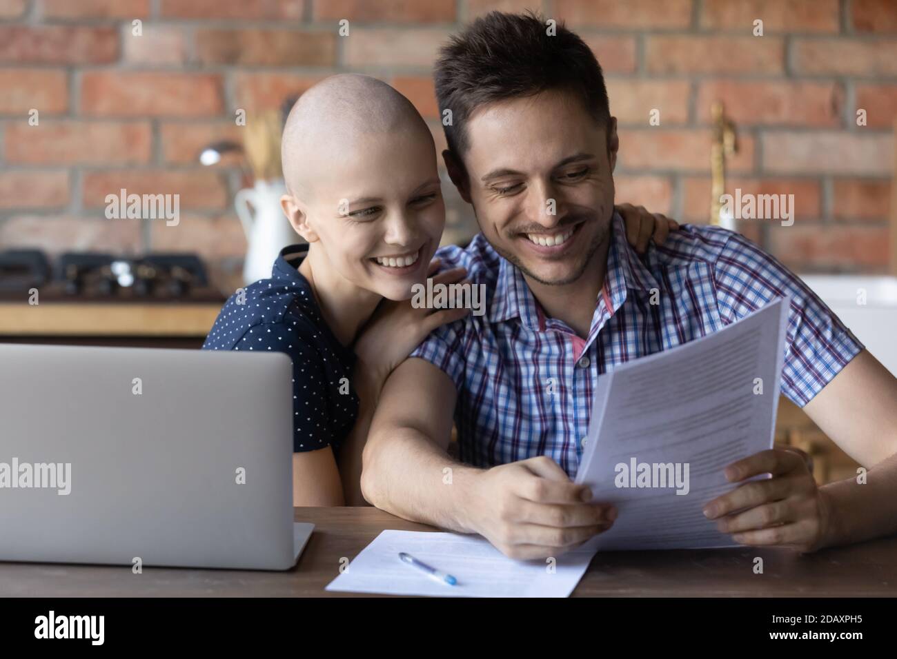 Patient atteint d'un cancer de mari et de femme qui reçoit de bons résultats de test Banque D'Images