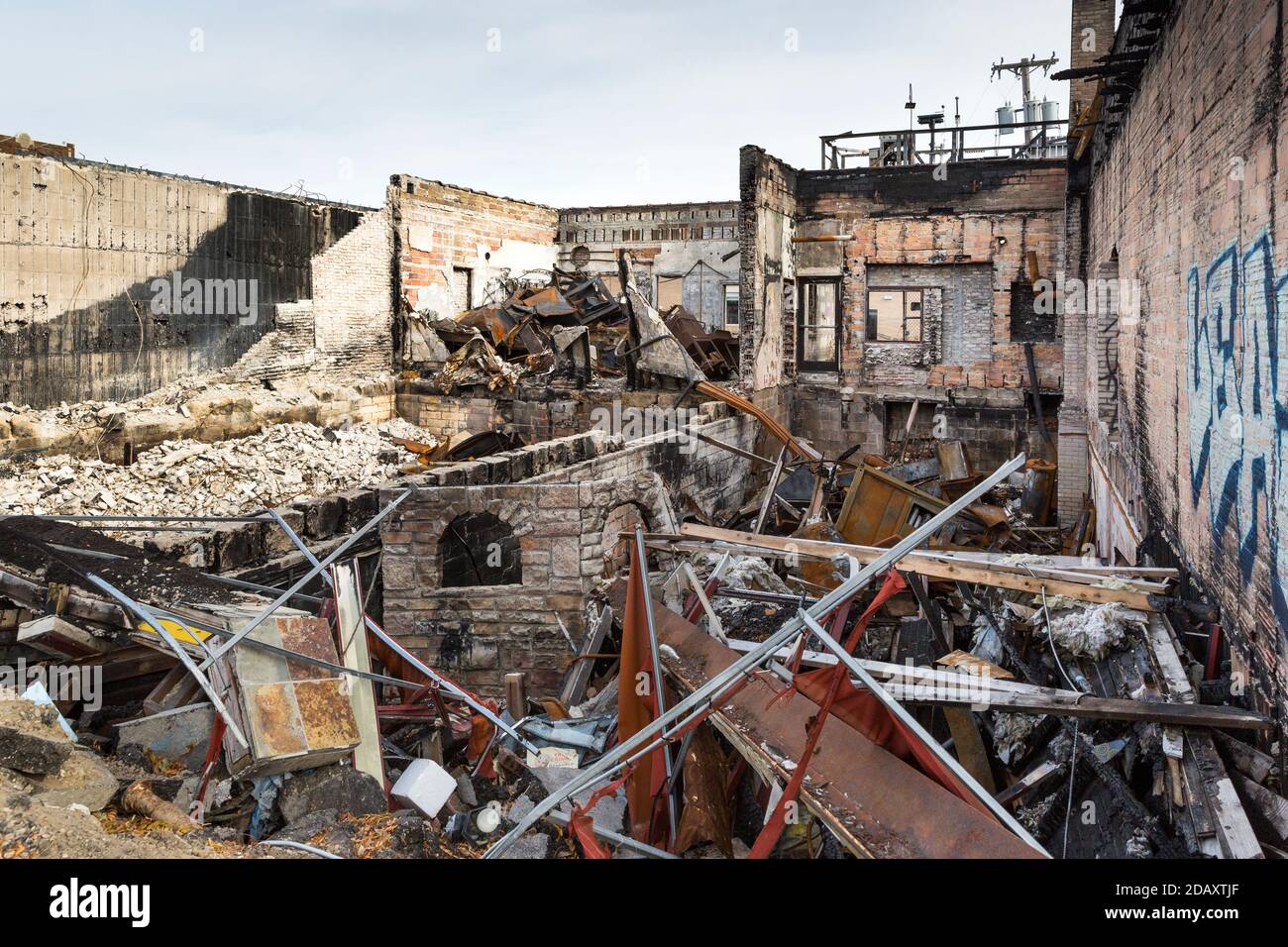 Des bâtiments ont été détruits près de East Lake Street pendant les troubles civils du 29 mai 2020 à Minneapolis, dans le Minnesota, après le meurtre de George Floyd Banque D'Images