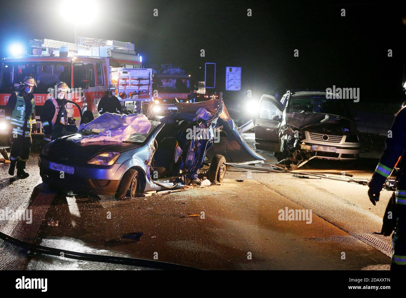 Düsseldorf, Allemagne. 15 novembre 2020. Les équipes d'urgence ont coupé une femme de son véhicule gravement endommagé. Deux véhicules sont entrés en collision sur l'autoroute 46. Credit: David Young/dpa - ATTENTION: Les plaques d'immatriculation de voiture ont été pixelated/dpa/Alamy Live News Banque D'Images