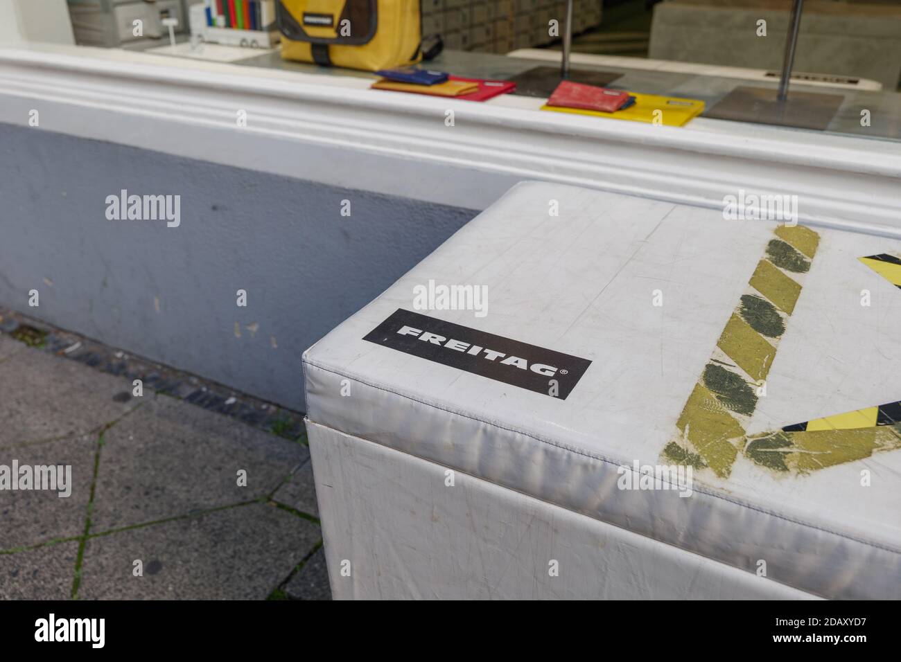 Extérieur sélectif au LOGO FREITAG en dehors du magasin, marque suisse de  mode de sac avec concept de bâches de camion de recyclage, dans la vieille  ville de Düsseldorf Photo Stock -