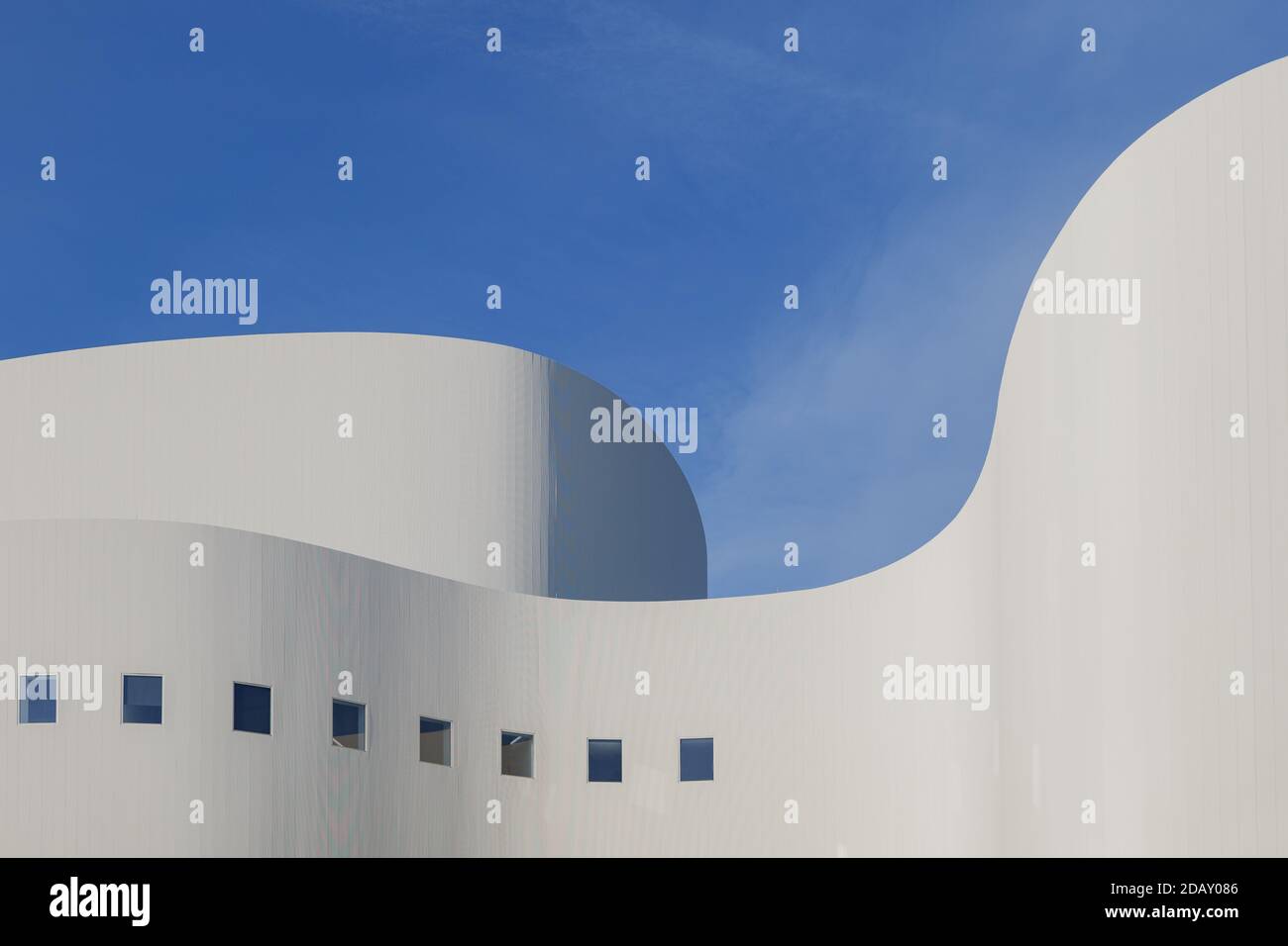 Vue extérieure ensoleillée sur le Düsseldorfer Schauspielhaus, théâtre des arts de la scène à Düsseldorf, en Allemagne, avec une façade emblématique en courbure blanche. Banque D'Images