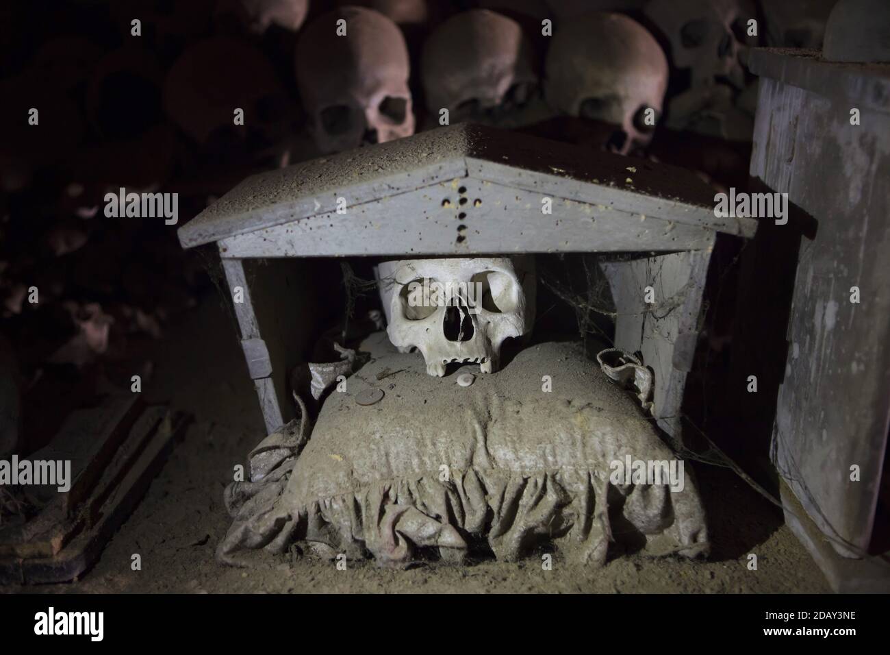 Crâne humain en boîte au cimetière Fontanelle (Cimitero delle Fontanelle) de Naples, Campanie, Italie. L'ancienne maison de charnel (ossuary) située dans une grotte dans le district de Materdei était l'endroit où le culte spontané de la dévotion aux restes de morts sans nom s'est développé à Naples. Les défenseurs du culte ont payé des visites aux crânes sans nom dans l'ossuaire pour les adopter et même donner les noms des crânes. Les crânes adoptés ont été placés à l'intérieur de la boîte décorée et sont devenus l'objet de prières régulières et d'offrande votive. Banque D'Images