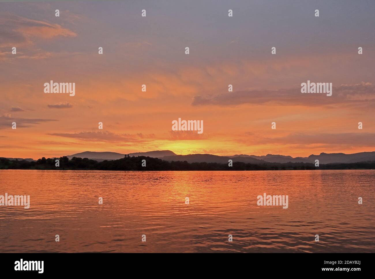 Coucher de soleil sur le lac Windermere, vers l'ouest, en direction de la vallée de Langdale Banque D'Images